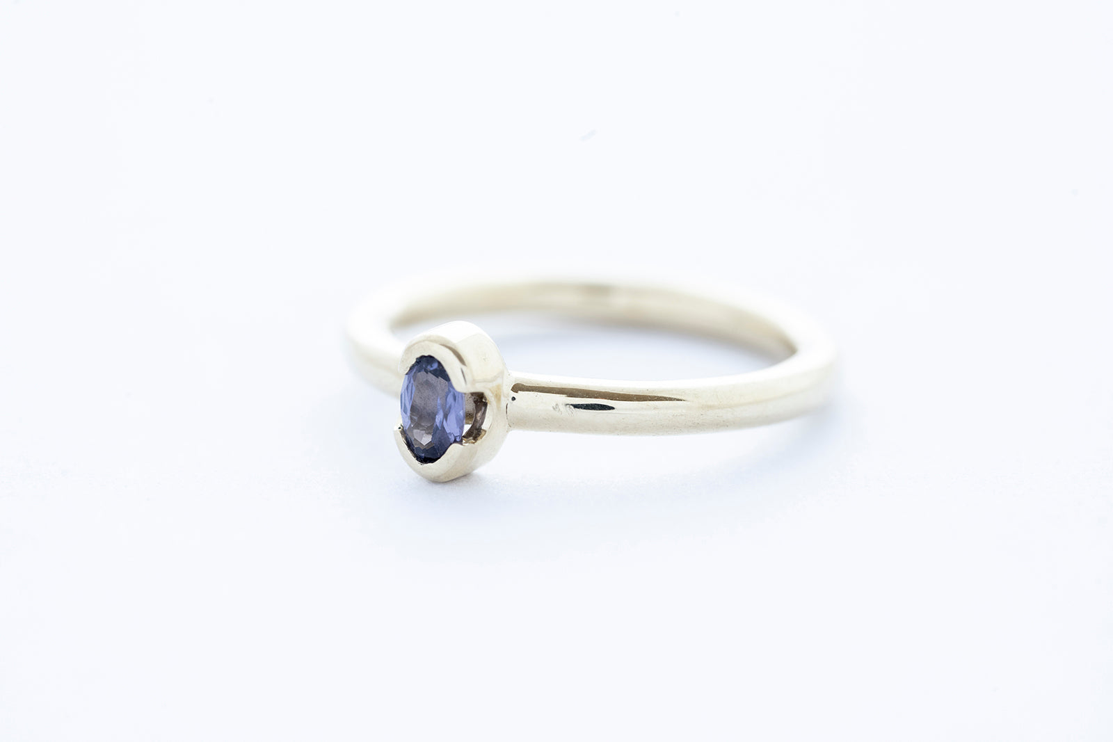 ELLIPSE ring - 14K yellow gold w. lilac purple spinel stone