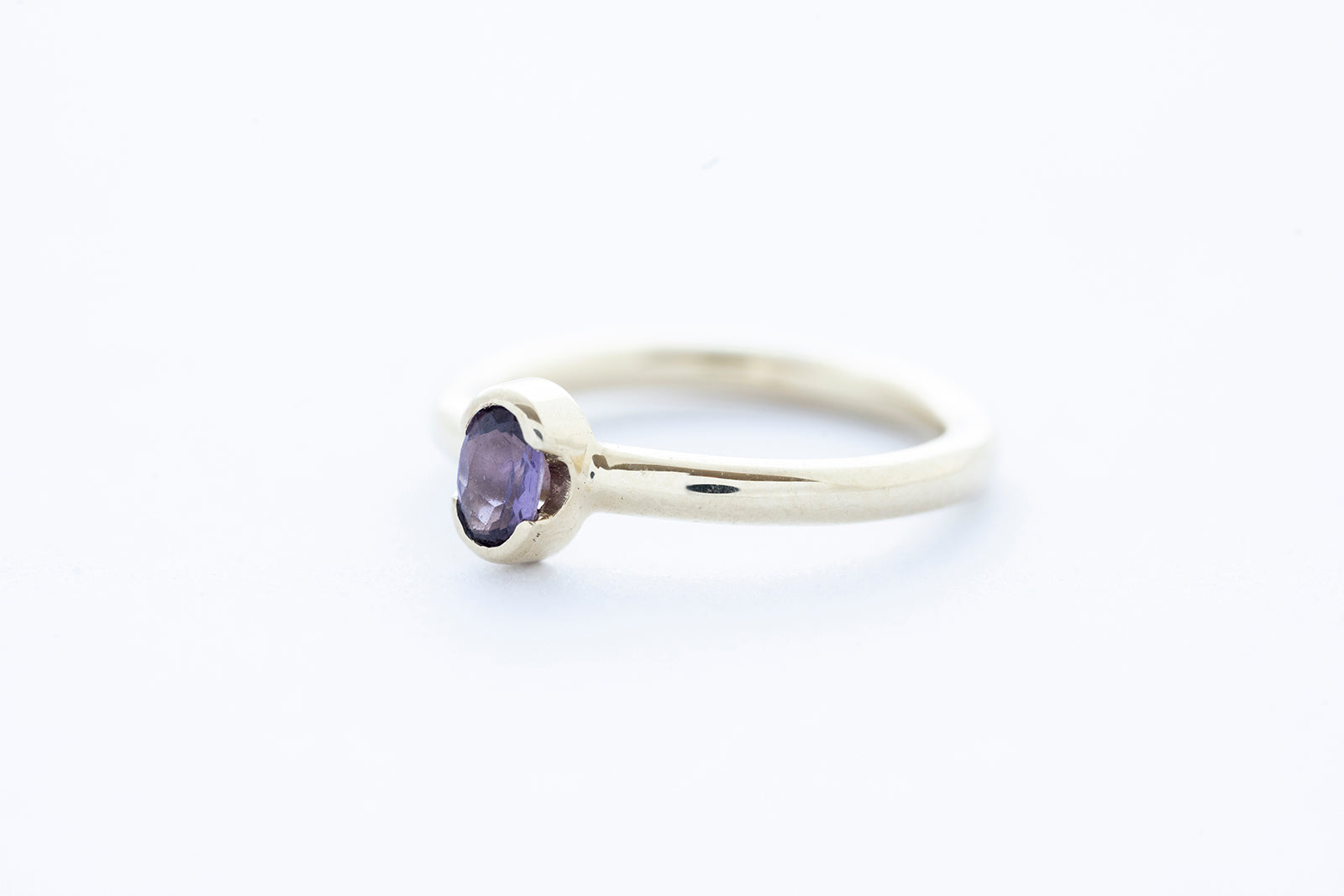 ELLIPSE ring - 14K yellow gold w. grape purple spinel stone