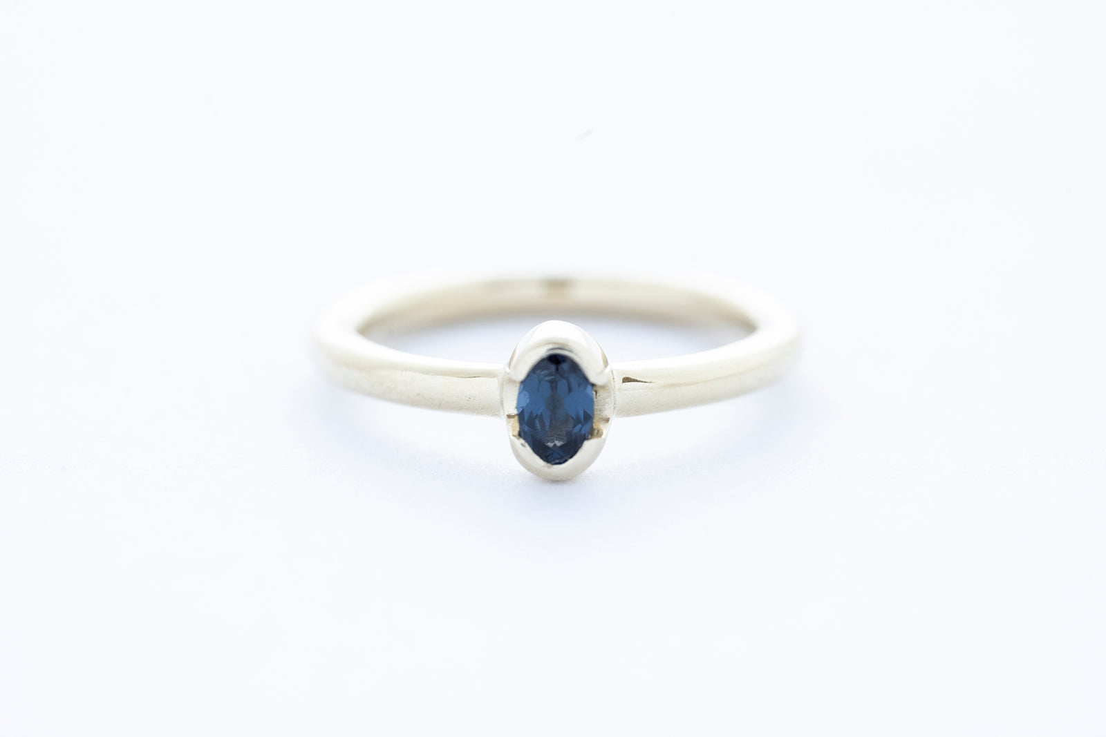 ELLIPSE ring - 14K yellow gold w. cobalt blue spinel stone