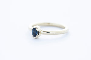ELLIPSE ring - 14K yellow gold w. cobalt blue spinel stone