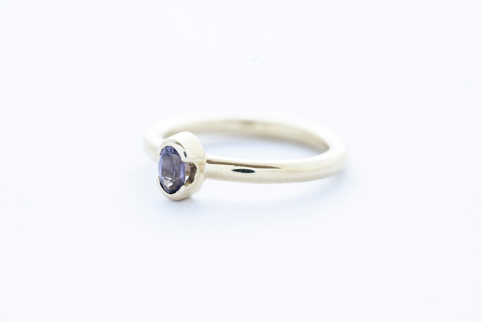 ELLIPSE ring - 14K yellow gold w. pastel purple spinel stone