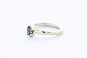 ELLIPSE ring - 14K yellow gold w. olive green spinel stone