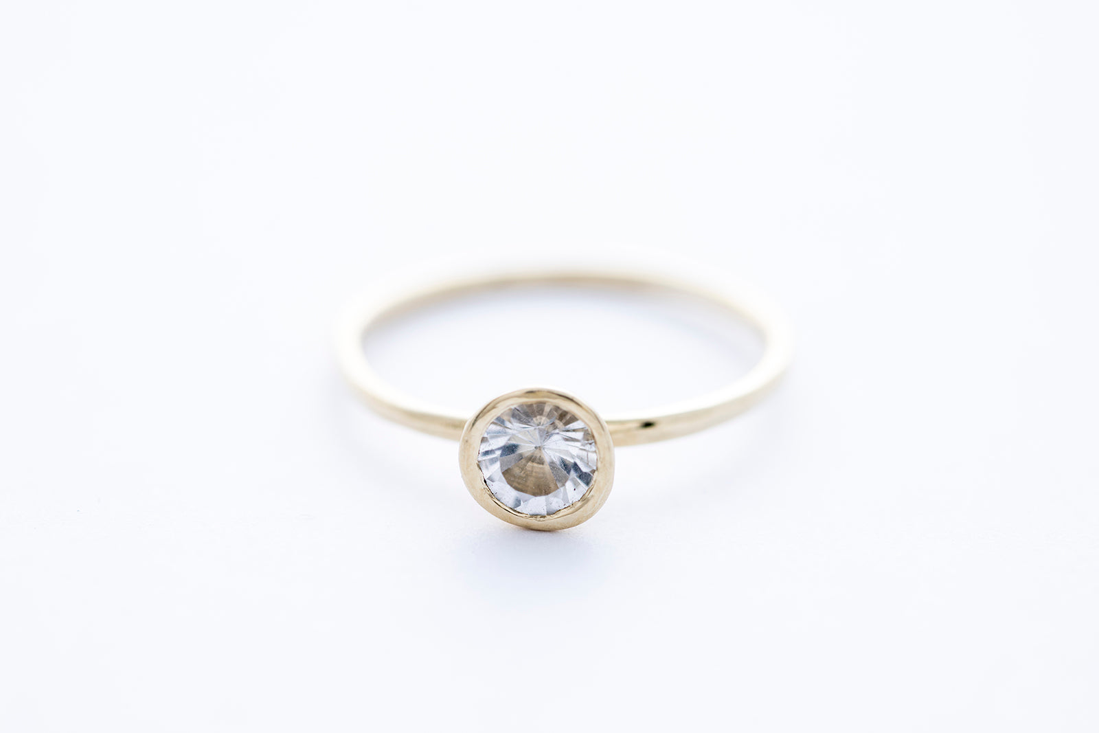 REEF Ring - 14K yellow gold w. white sapphire