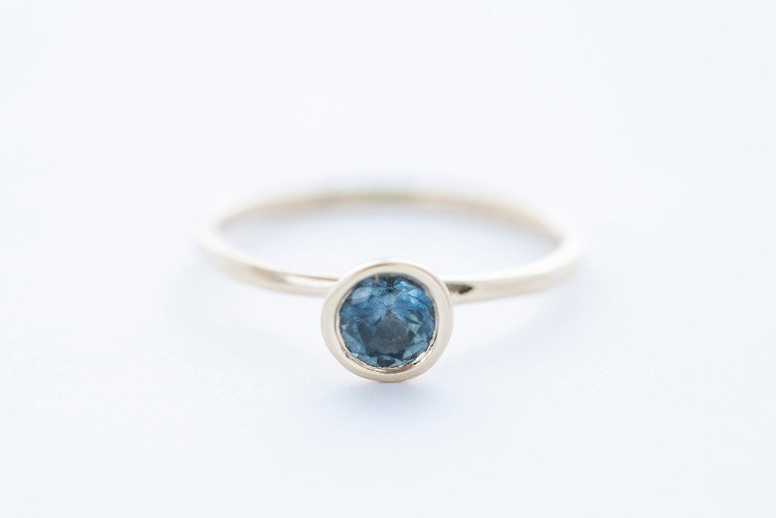 REEF ring - 14K yellow gold w. montana sapphire