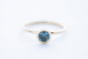 REEF ring - 14K yellow gold w. montana sapphire