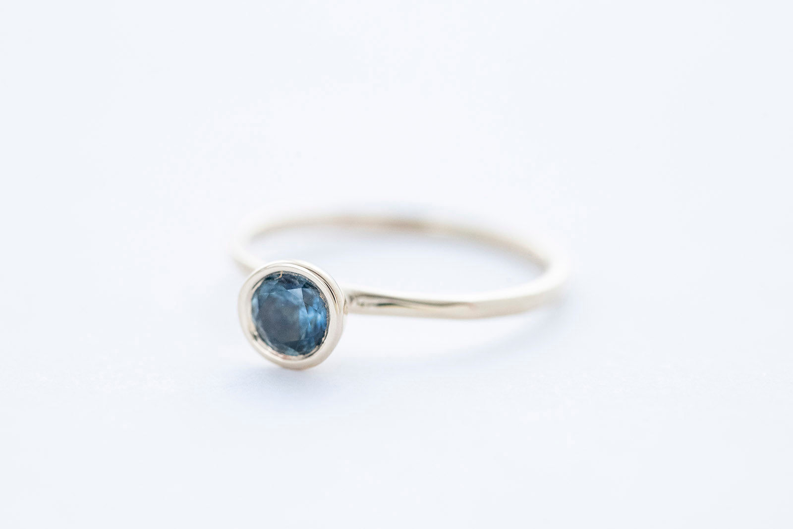 REEF ring - 14K yellow gold w. montana sapphire