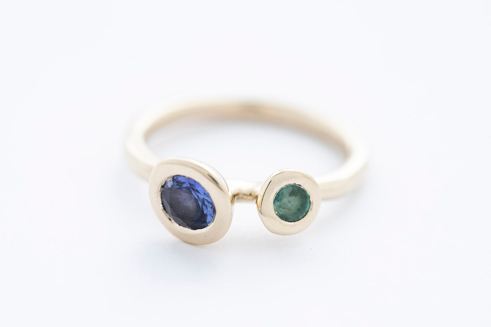 REEF DOUBLE EXTRA ring - 14K yellow gold | w. tanzanite and emerald