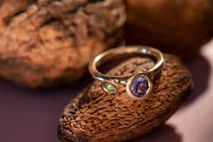 REEF DOUBLE EXTRA ring - 14K yellow gold | w. tanzanite and emerald