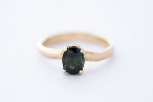 SUCRÉ ring - 14K yellow gold w. green sapphire