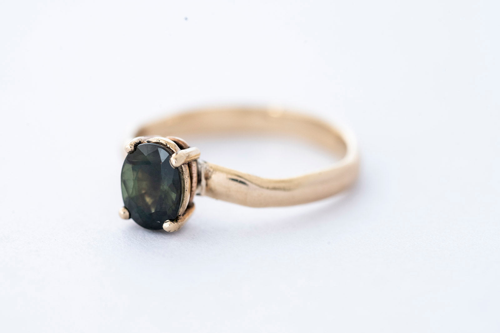 SUCRÉ ring - 14K yellow gold w. green sapphire