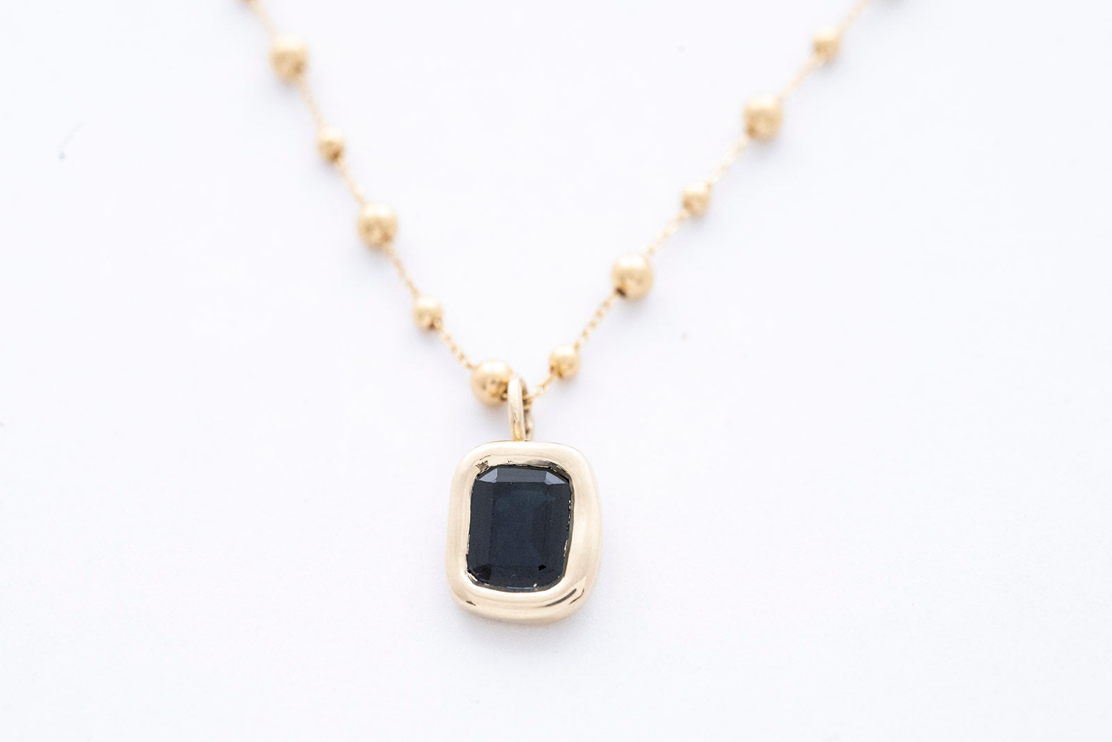 SUCRÉ necklace - 14K yellow gold w. sapphire