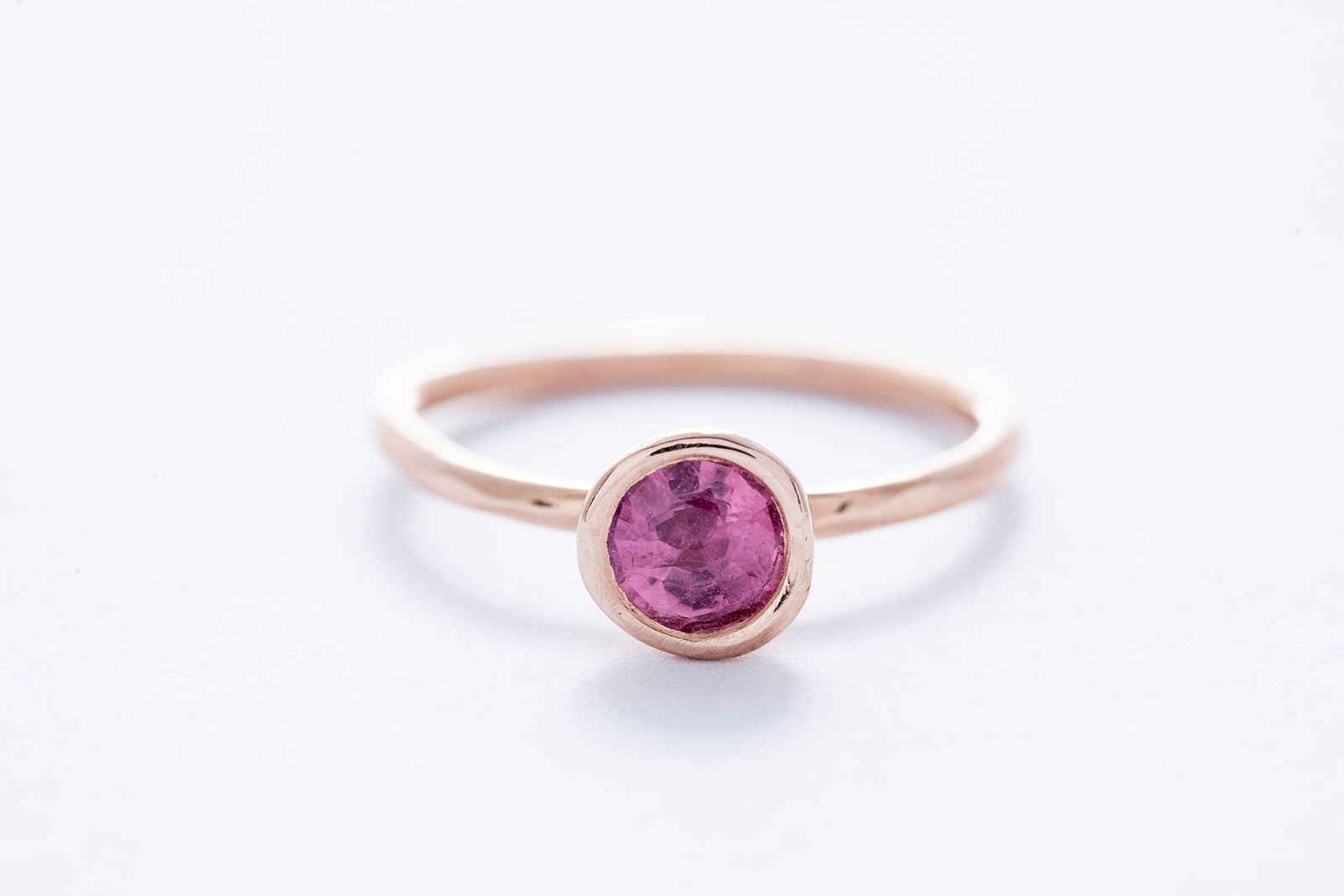 REEF ring - 14K rose gold w. purple pink sapphire | big