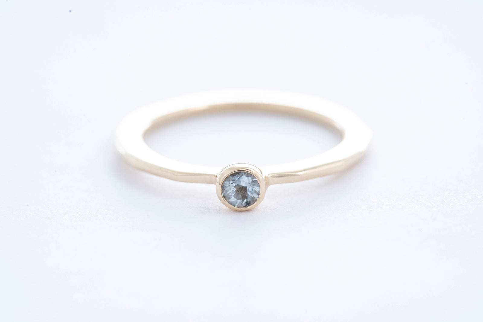 FAZETTE SOLITAIRE ring | 14K yellow gold w. pale blue aquamarine