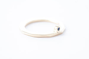 FAZETTE TIARA ring | 14K yellow gold w. deep blue sapphire