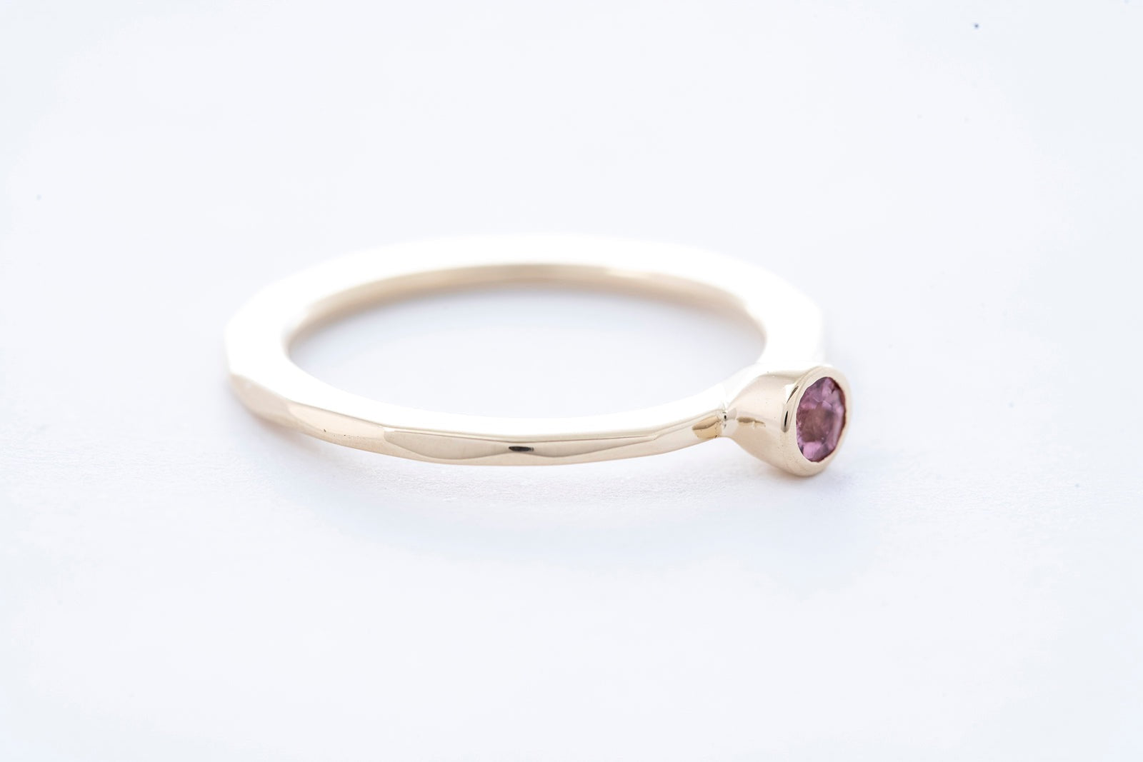 FAZETTE SOLITAIRE ring | 14K yellow gold w. pink sapphire