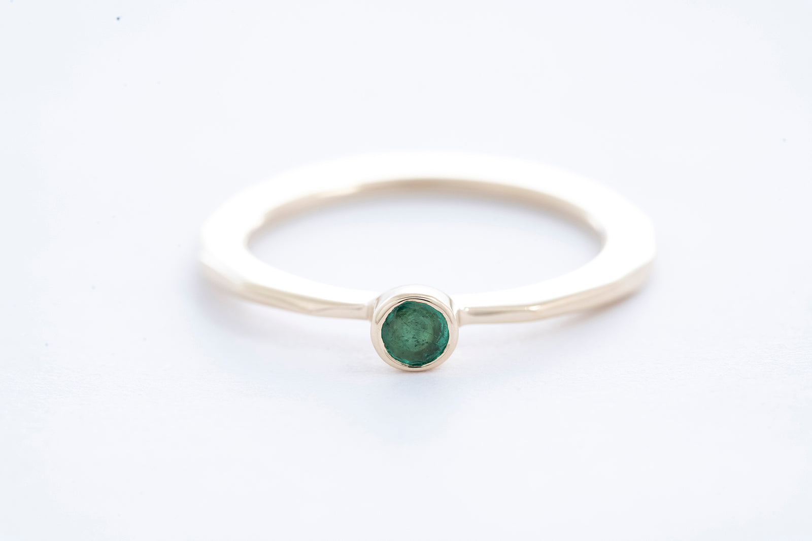 FAZETTE SOLITAIRE ring | 14K yellow gold w. green emerald