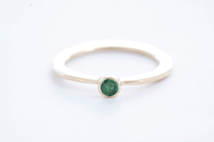 FAZETTE SOLITAIRE ring | 14K yellow gold w. green emerald
