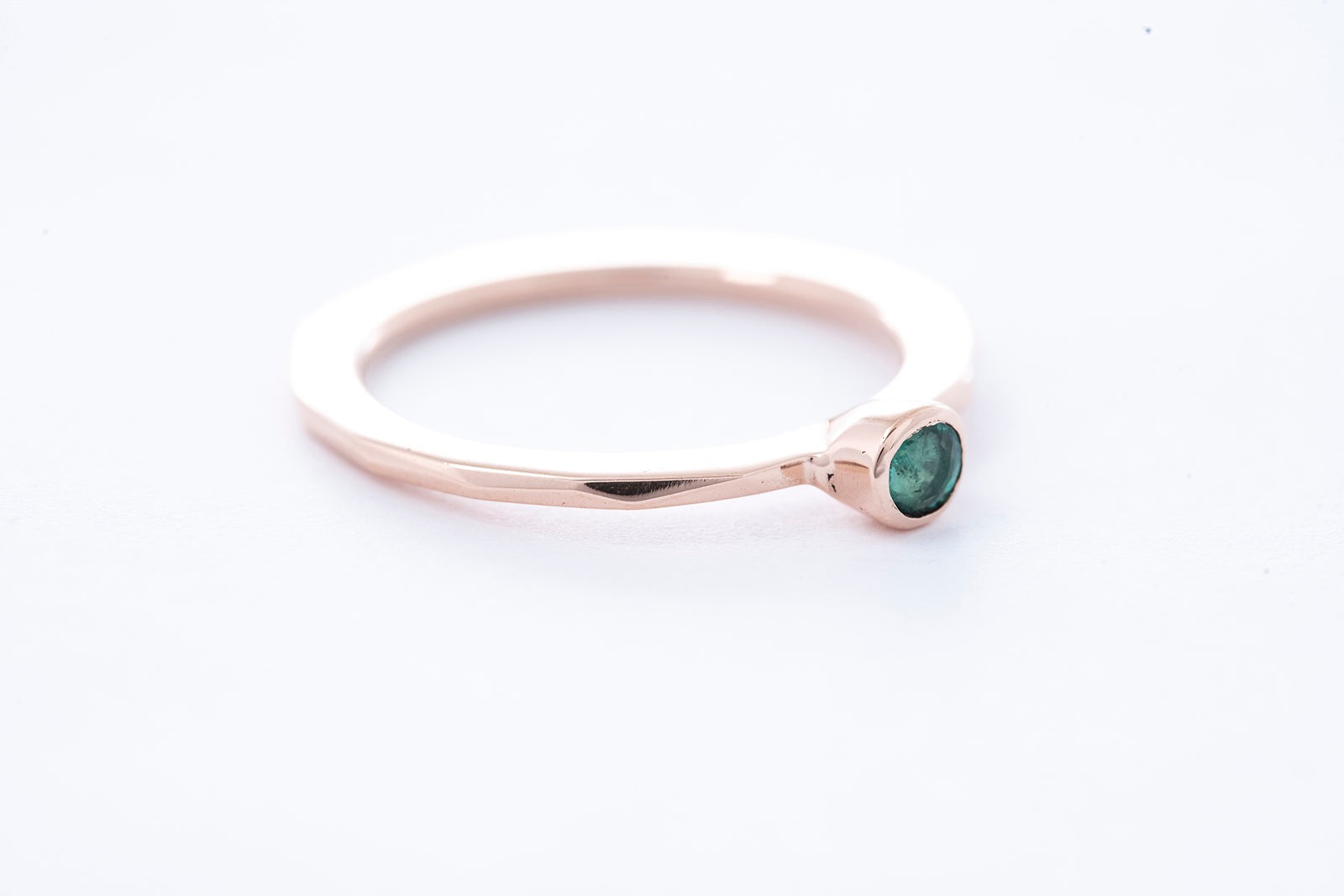 FAZETTE SOLITAIRE ring | 14K rose gold w. green emerald