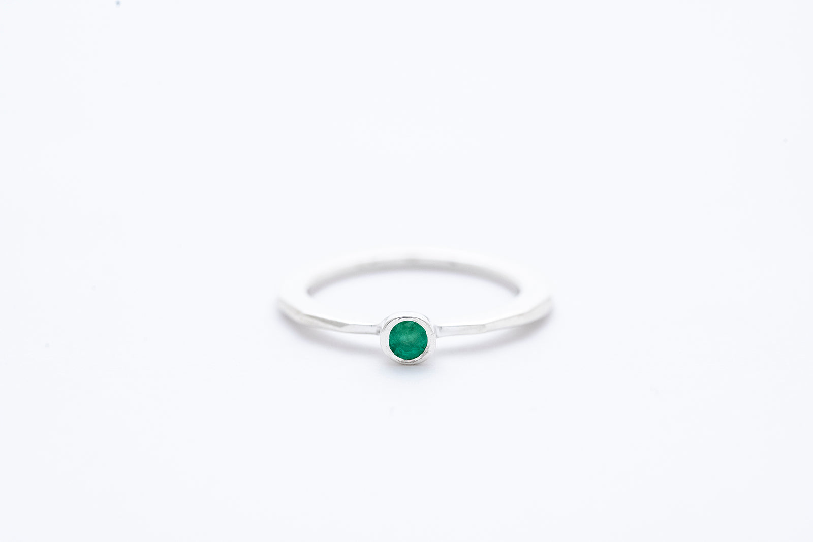 FAZETTE SOLITAIRE ring w. green emerald