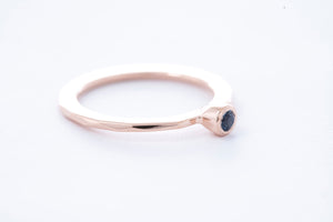 FAZETTE SOLITAIRE ring | 14K rose gold w. deep blue sapphire