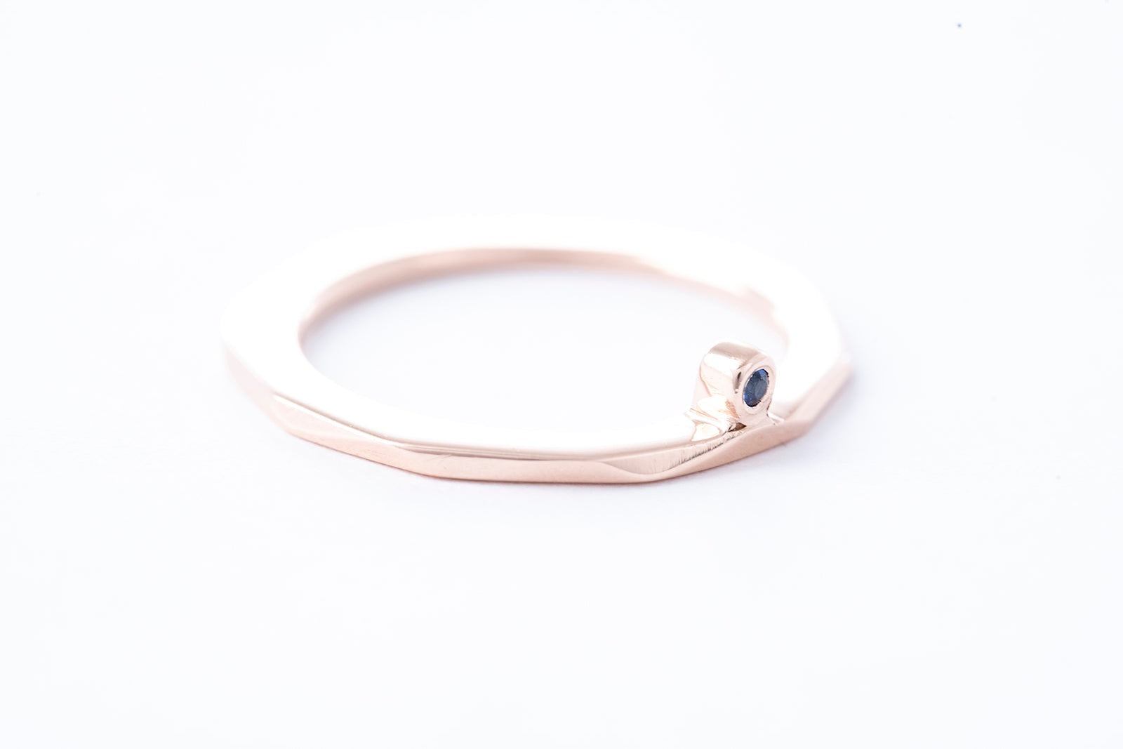FAZETTE TIARA ring | 14K rose gold w. deep blue sapphire