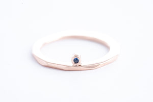 FAZETTE TIARA ring | 14K rose gold w. deep blue sapphire