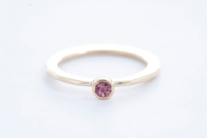 FAZETTE SOLITAIRE ring | 14K yellow gold w. pink sapphire