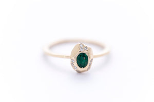 FAZETTE GEM DELUXE ring | 14k yellow gold w. ten white diamonds and an oval shaped emerald