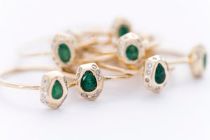 FAZETTE GEM DELUXE ring | 14k yellow gold w. ten white diamonds and a teardrop shaped emerald