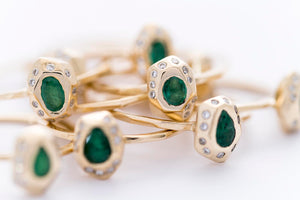 FAZETTE GEM DELUXE ring | 14k yellow gold w. ten white diamonds and an oval shaped emerald