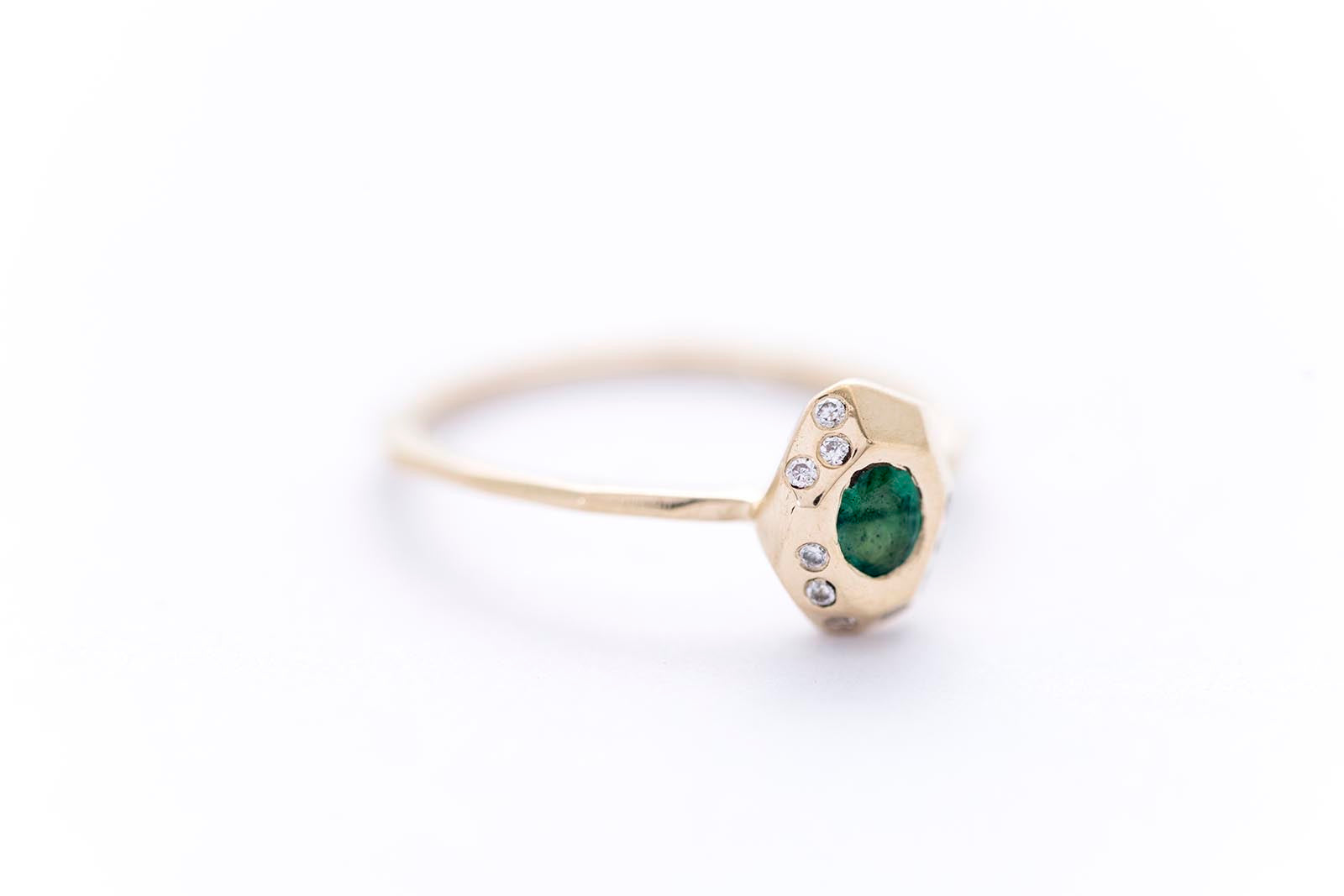 FAZETTE GEM DELUXE gyűrű | 14K sárga arany tíz fehér gyémánttal és egy ovális smaragddal