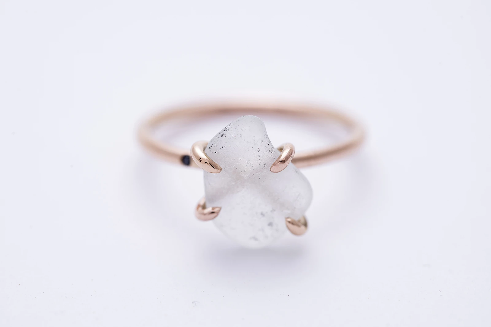 OCEAN GLASS rose gold gyűrű – fehér üveg, fekete gyémánt
