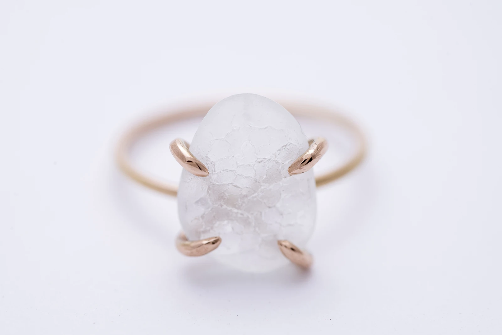 OCEAN GLASS rose gold gyűrű – fehér üveg